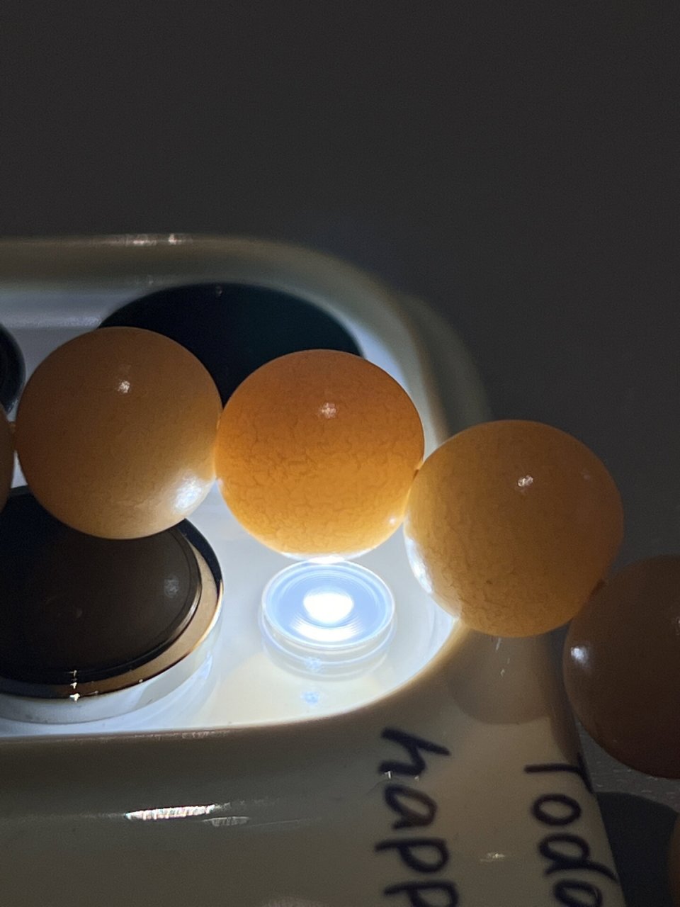 这串白玉菩提根是开片了吧!是的吧! 第一次看到开了片的,真美啊