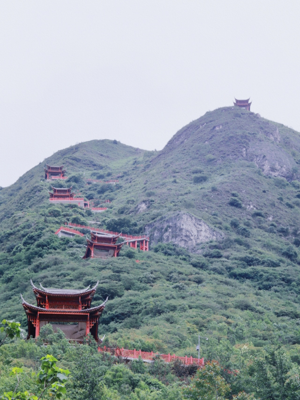 峨边背峰山 昨天一早乐山出发去了峨边背峰山,乐山的三个车站都有到