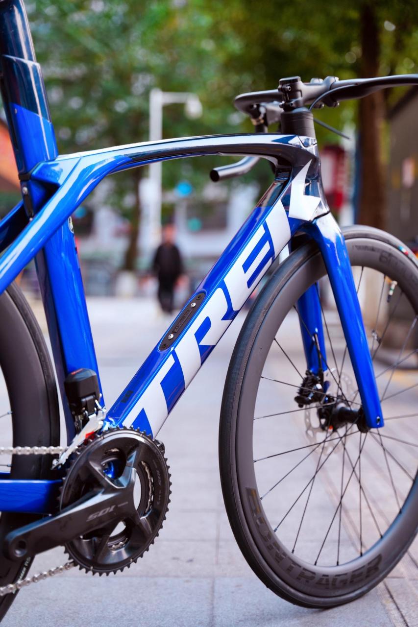 崔克马东sl6,碳纤维破风车架,独有的oclv碳纤维技术,断开器和车把防撞