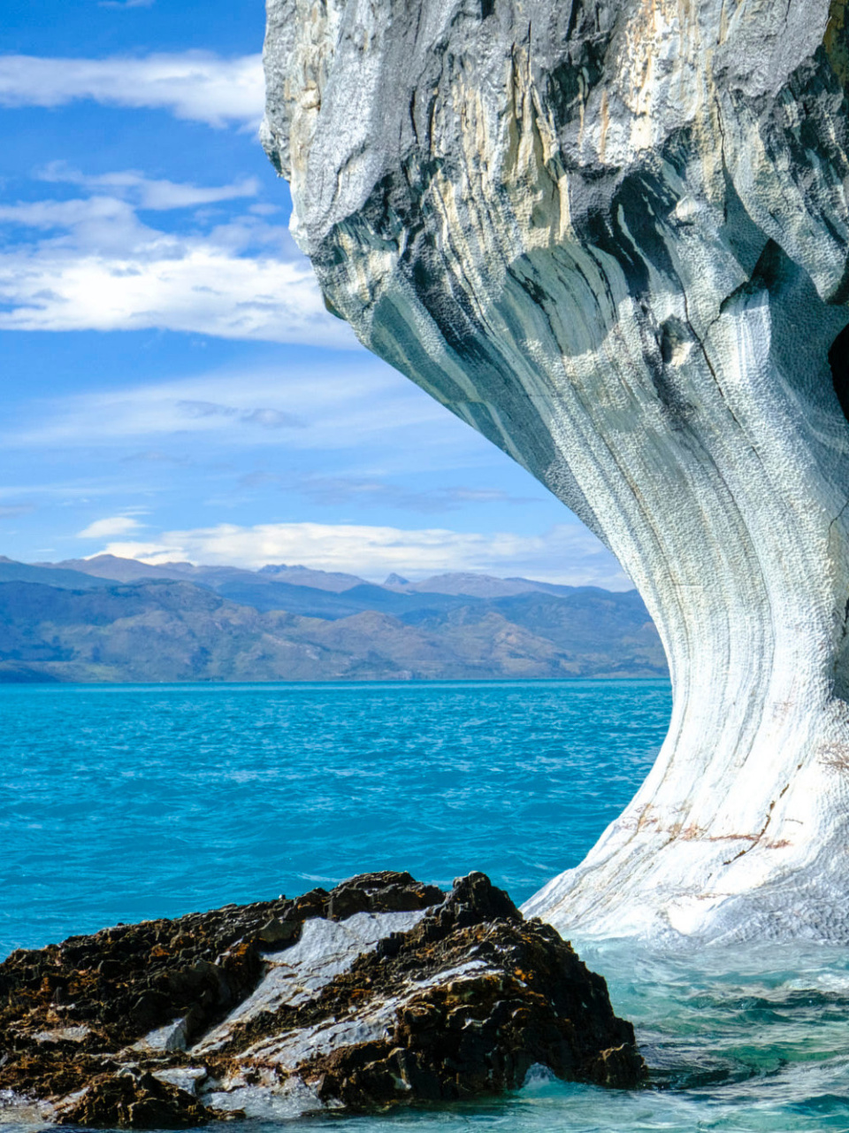 智利和阿根廷共享水域中的marble caves大理石洞穴(米罗顿洞穴),入选