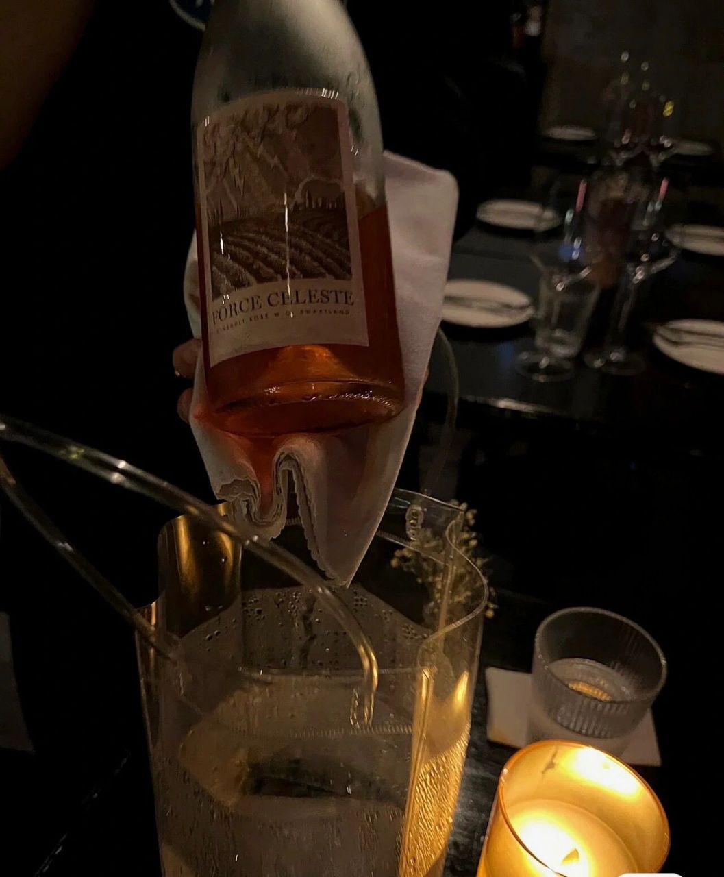 适合发朋友圈的饮酒诗句 1.我有一瓢酒,可以慰风尘.一一韦应物 2.