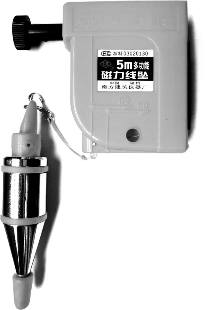 磁力线坠是用于检测墙面的垂直度和垂直校正的工具,常用规格有3m和5m