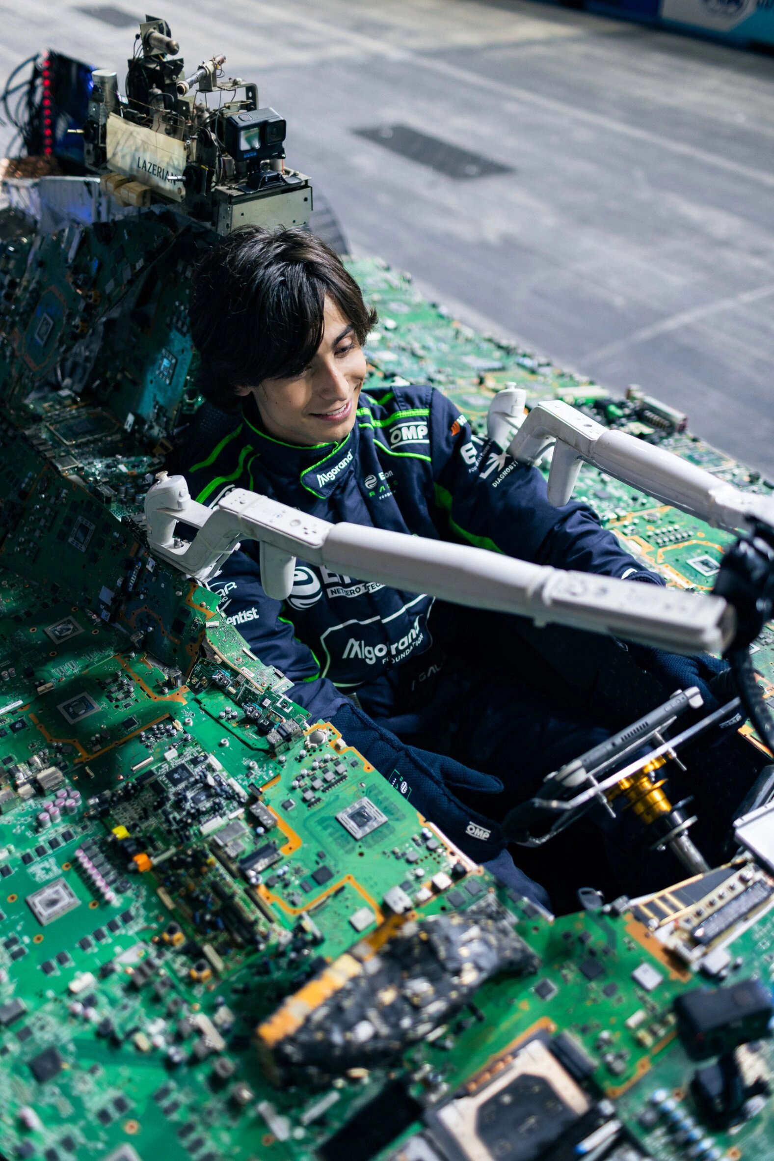 用废弃的电子产品制造赛车|循环再利用