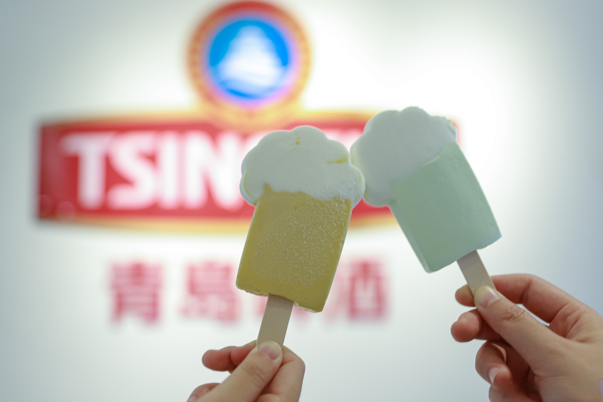 文创雪糕与啤酒也碰撞出激情的火花[干杯] 青岛啤酒"啤小棒"独特的