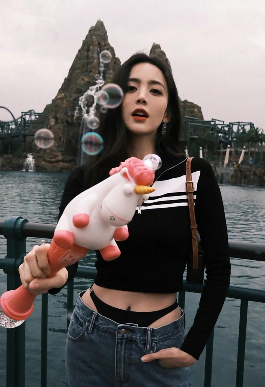 再加上古力娜扎几次声势浩大的恋爱,结果都不尽如人意.