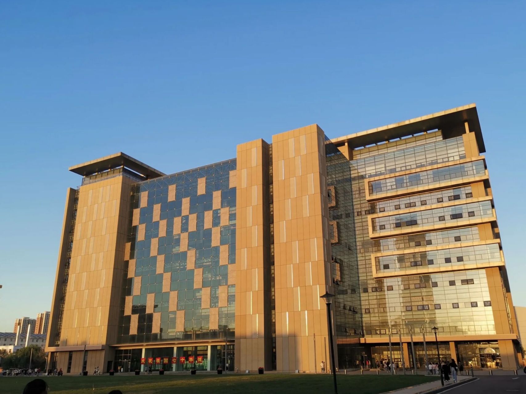 天津商业大学宝德学院 学校简介:天津商业大学宝德学院,位于渤海之滨