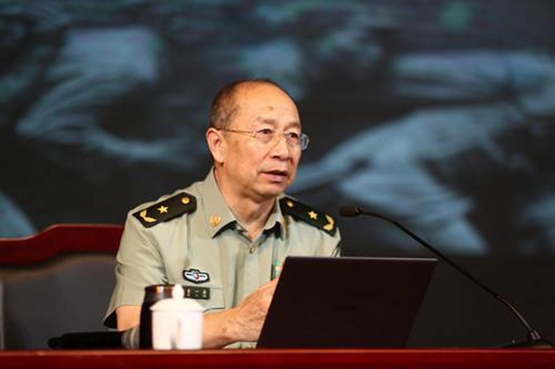 金一南教授形容自己,始终处于被淘汰的边缘.