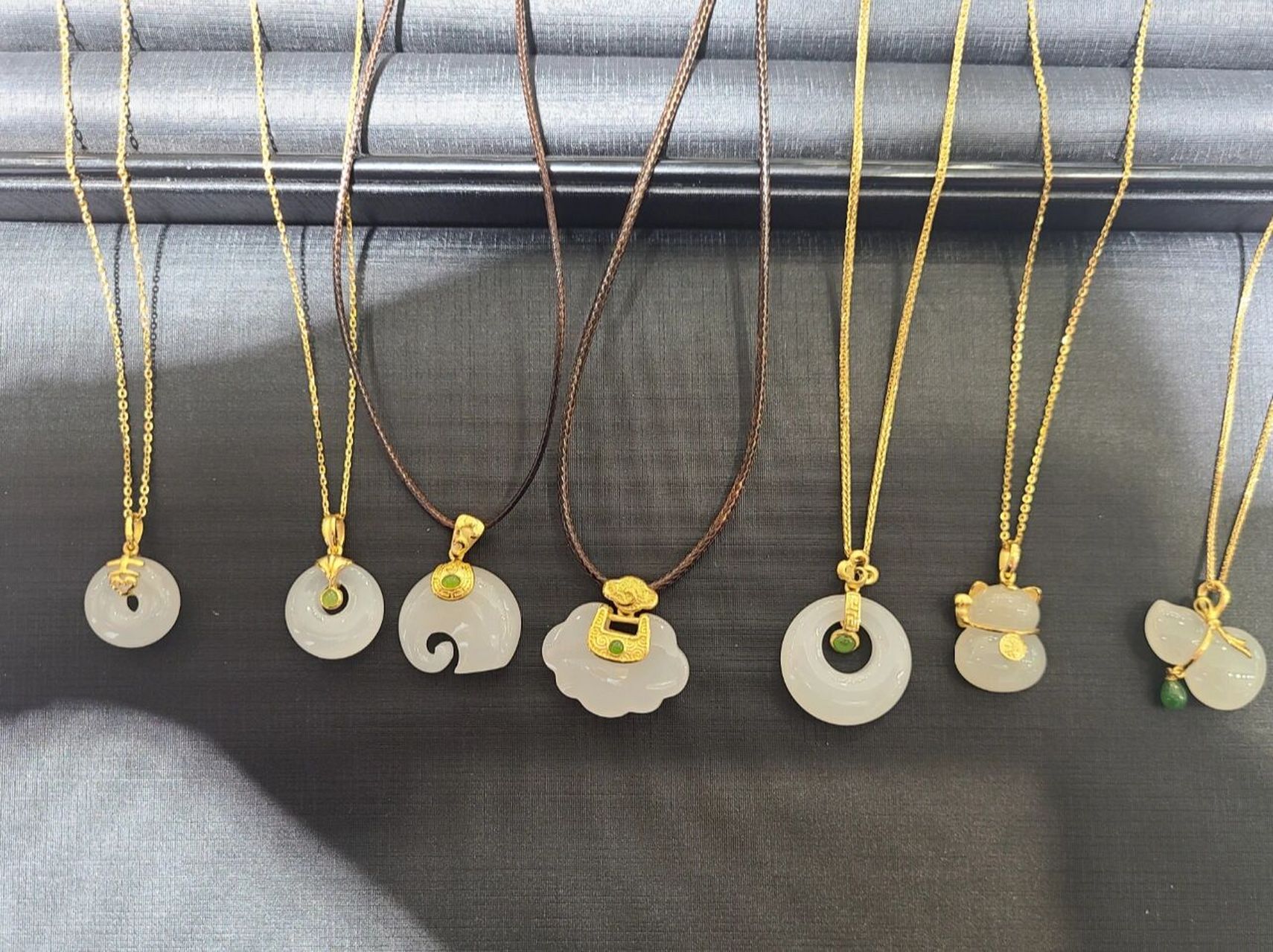 周大福和田玉吊坠 和田玉——玉中之王 和田玉被称为"国玉",石之大美