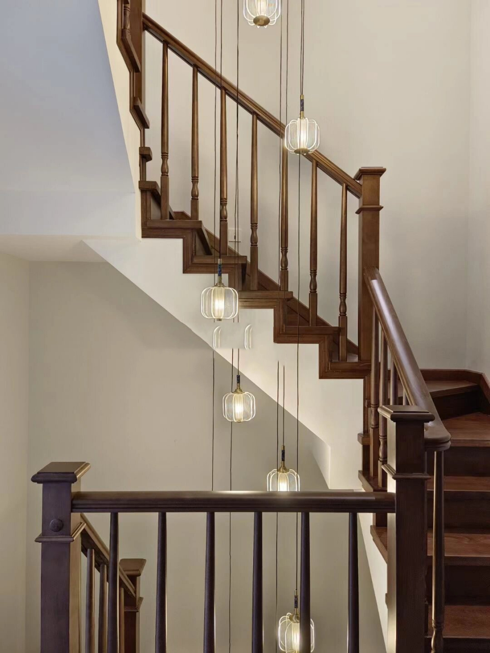 新中式实木楼梯 92江山樾 梯步,栏杆材料欧洲红榉木,木质坚硬,纹理