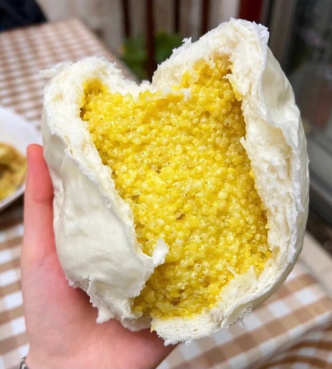 哪里能买到这个馒头? 大黄米馅的!感觉真的好好吃啊!