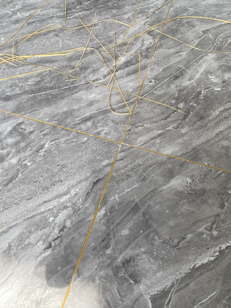 金色美缝配灰色地砖,绝绝子