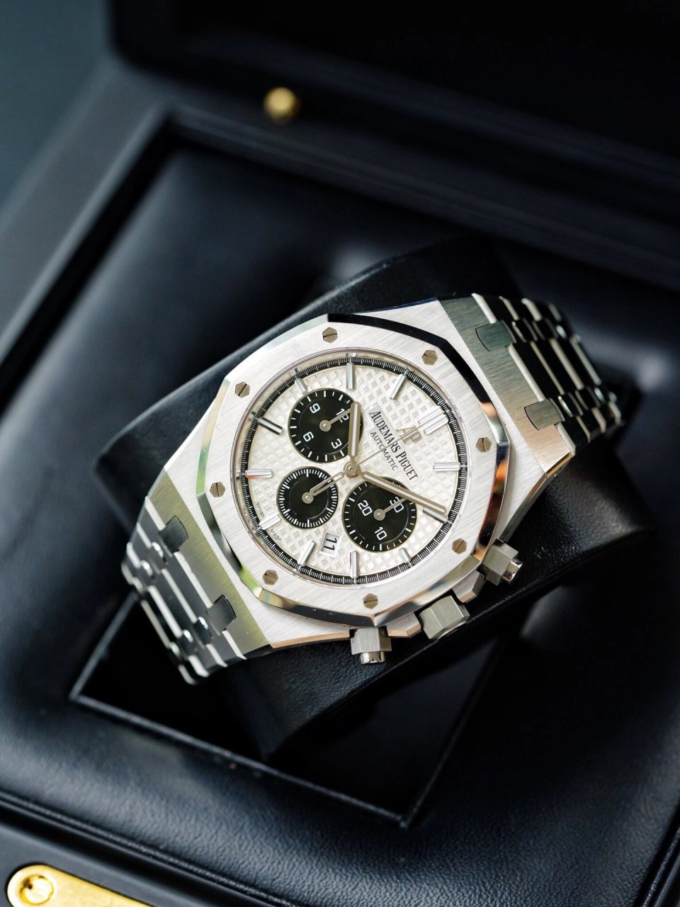 ap爱彼皇家橡树白熊猫26331 熊猫盘中银色闪耀,黑色小表盘映衬,经典格