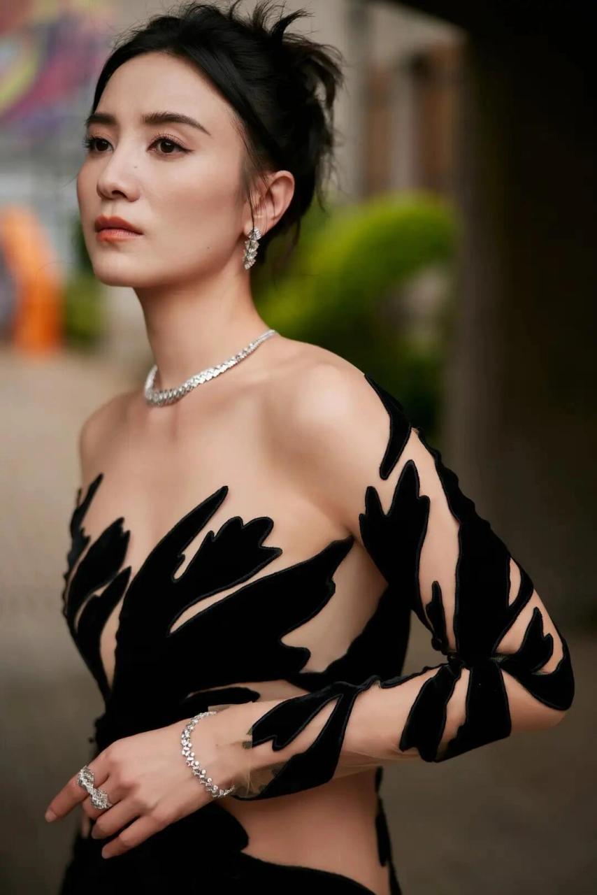 宋佳这套礼服好难驾驭啊