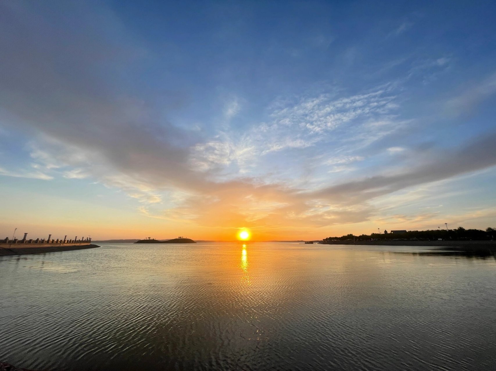 11内蒙 乌海湖 99#乌海# 一座城市  一条路 一半沙漠  一半海 一个