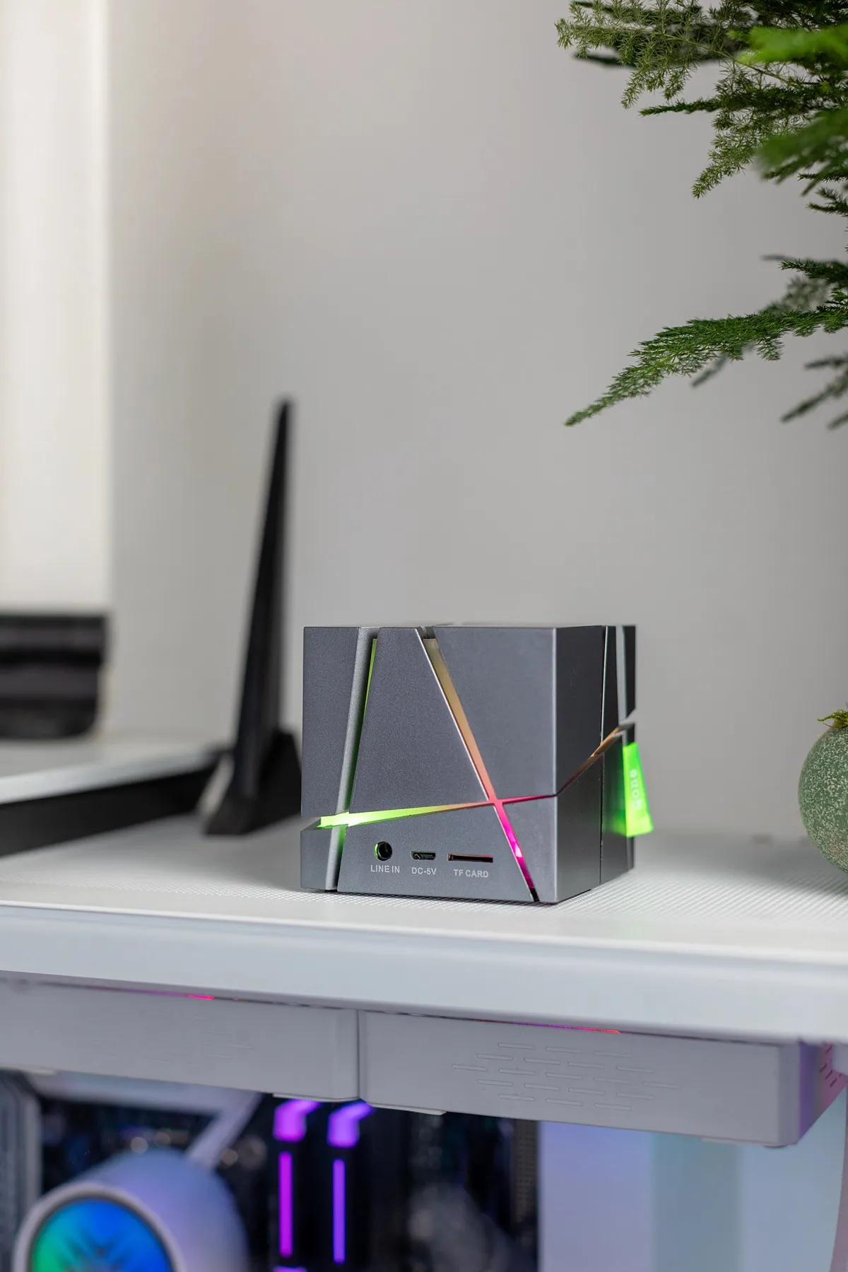 这款黑猫日记 hmq01魔方蓝牙音箱,7cm见方的尺寸,低音效果浓厚,我的