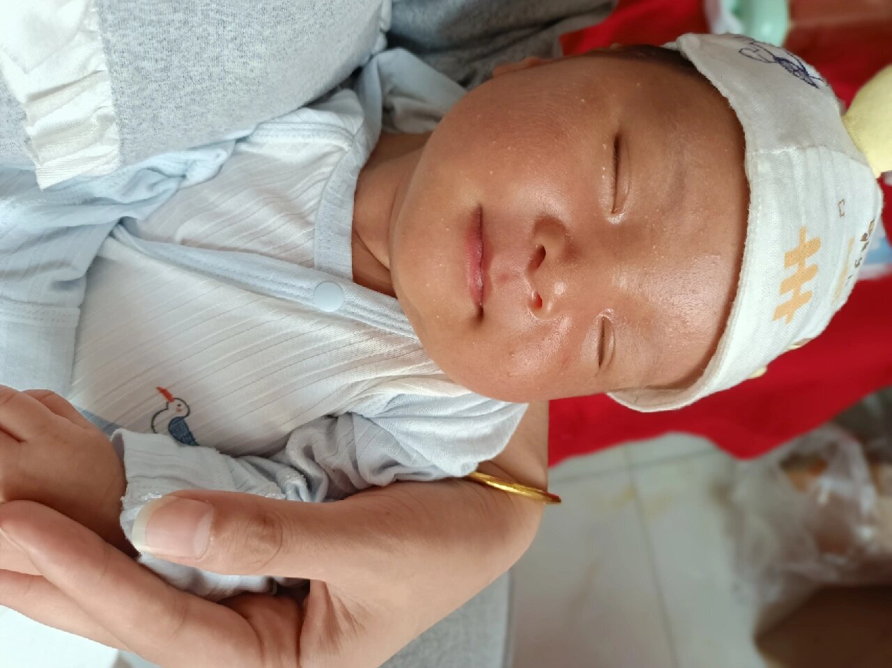 新生婴儿脸很红正常吗?