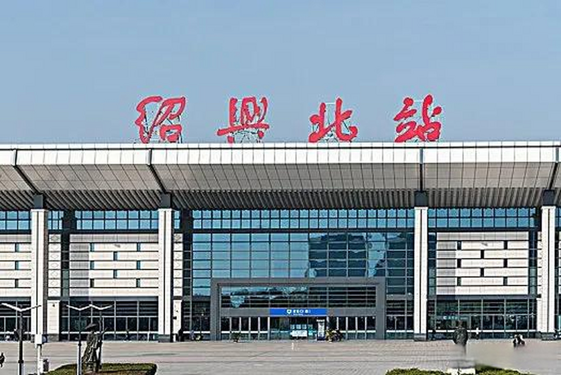 这事说来话长,但最主要的是很多旅客对这个站的设计方案不合理