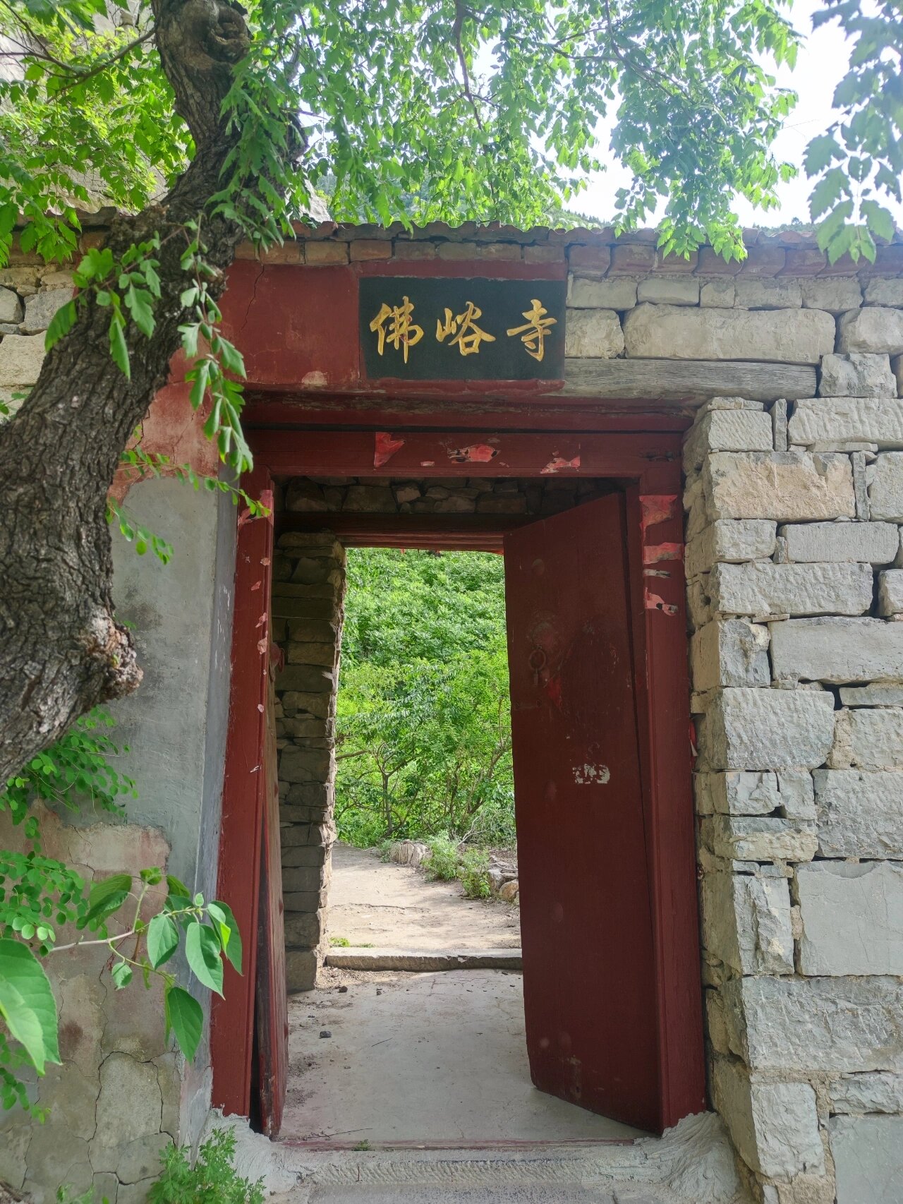 05玉函山西佛峪 地点:玉函山又名兴隆山,是泰山北麓最高的峰峦之一.