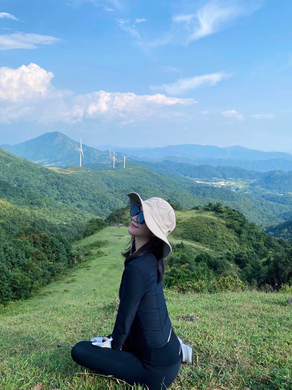 看看信宜天马山7215 和朋友们说走就走的爬山～ 很累!