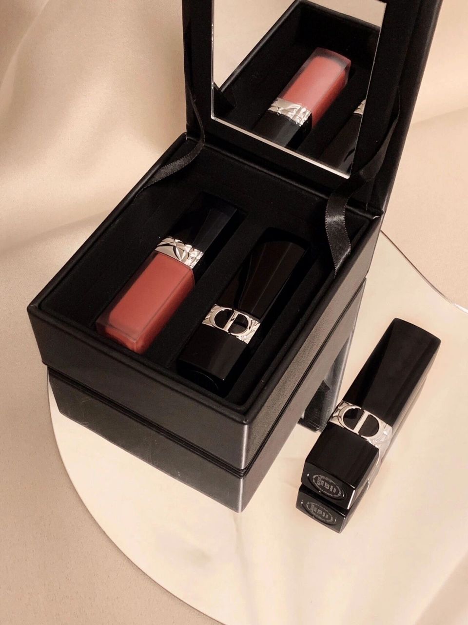 迪奥烈焰蓝金720 缎光vs丝绒vs唇釉 豆沙红棕色,饱和度低,很显气质.