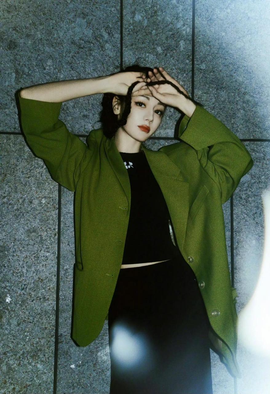 她的绿色西装给人以清新脱俗的夏日风情,勇于尝试各种造型.
