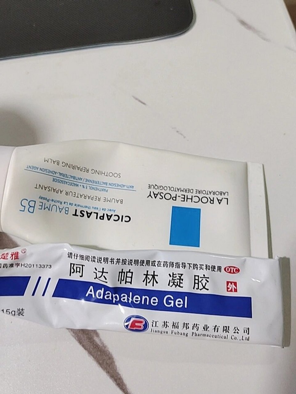 现在涂水精华都刺疼 涂阿达帕林几天痘痘是瘪下去点,但是脱皮,涂水