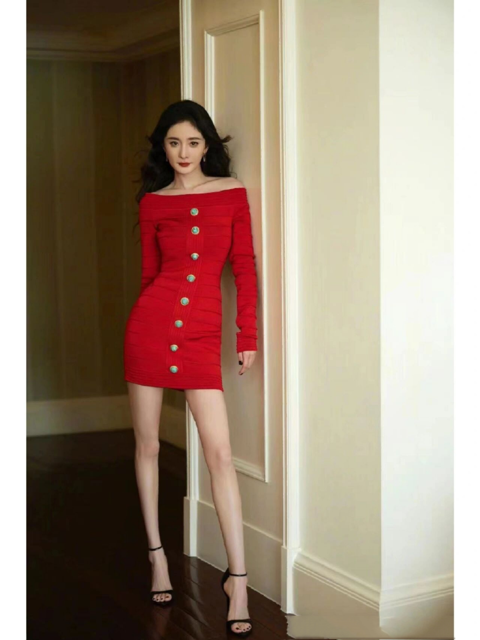 杨幂穿搭giuseppe zanotti intriigo strap系列高跟凉鞋,演绎红黑撞色