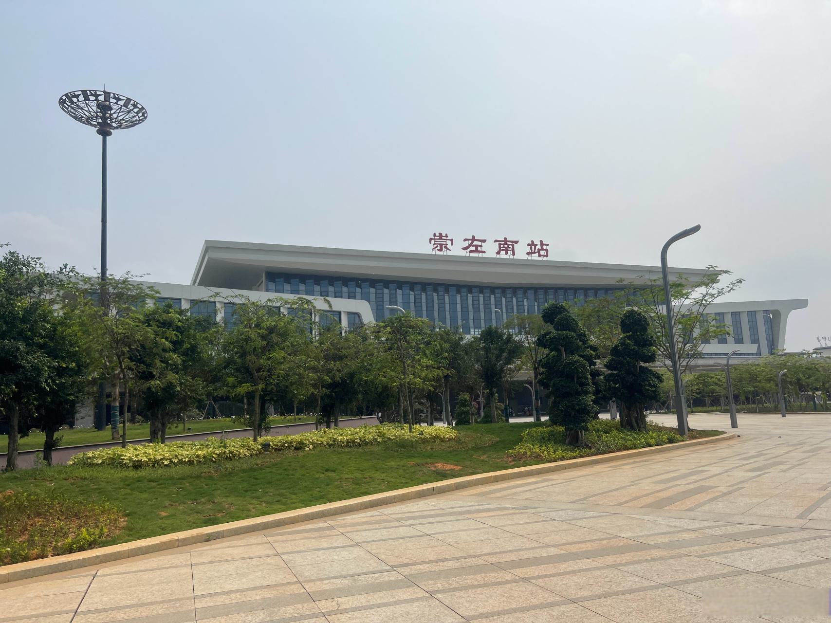 崇左应该好好学学#淄博烧烤# 的友善氛围,崇左南站空间广阔,管理非常