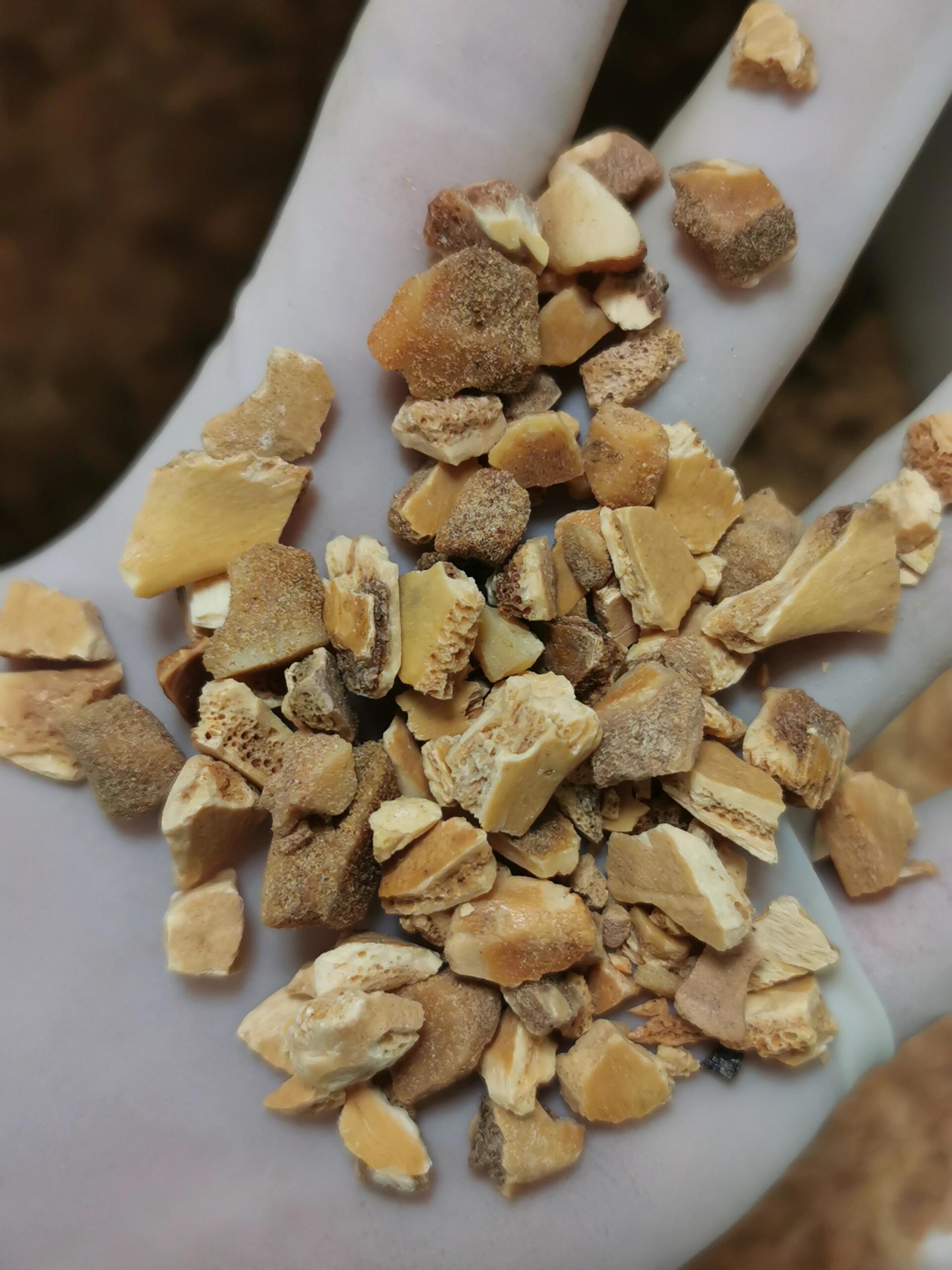 22 醋龟甲 醋龟甲的功效与作用 滋阴潜阳,益肾强骨,养血补心 醋龟甲即