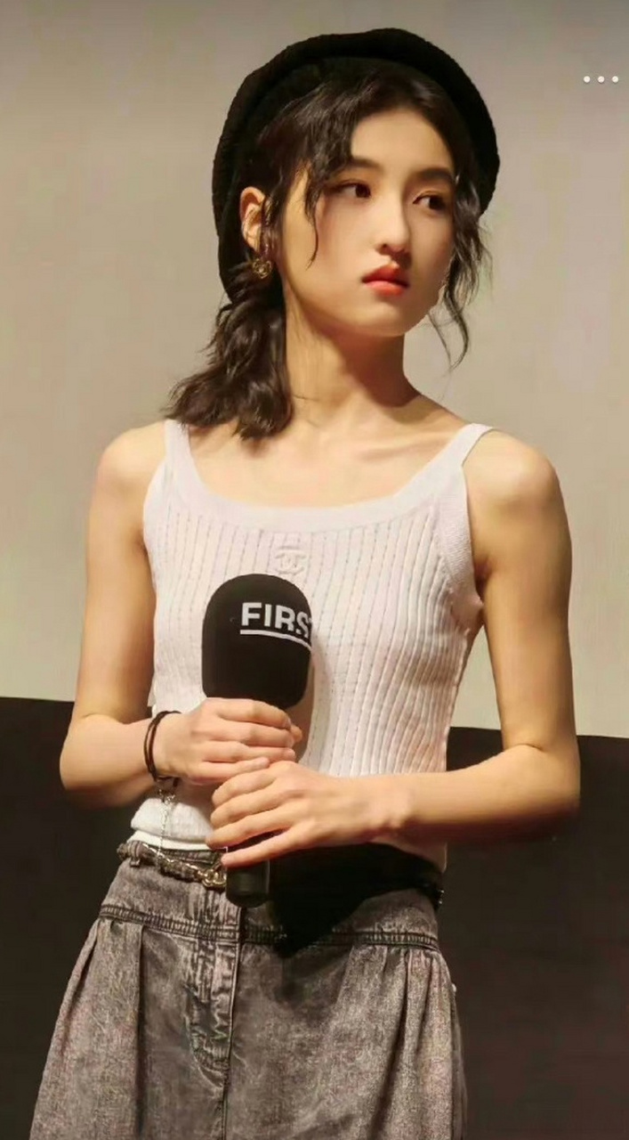 张子枫健身成果惊人?手部肌肉线条明显