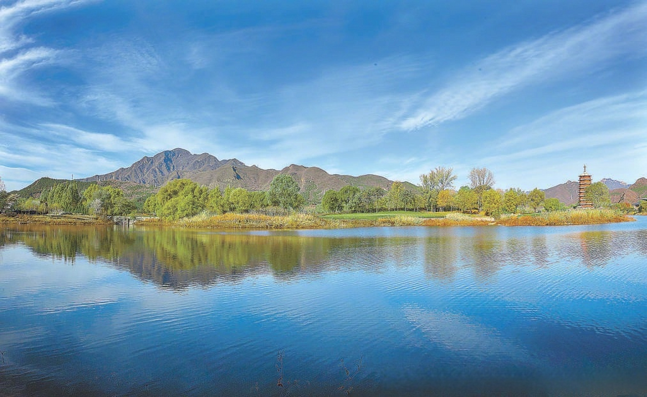 晚安,明儿见 【今日一图】初冬时节,怀柔雁栖湖畔,碧蓝的湖水与蓝天