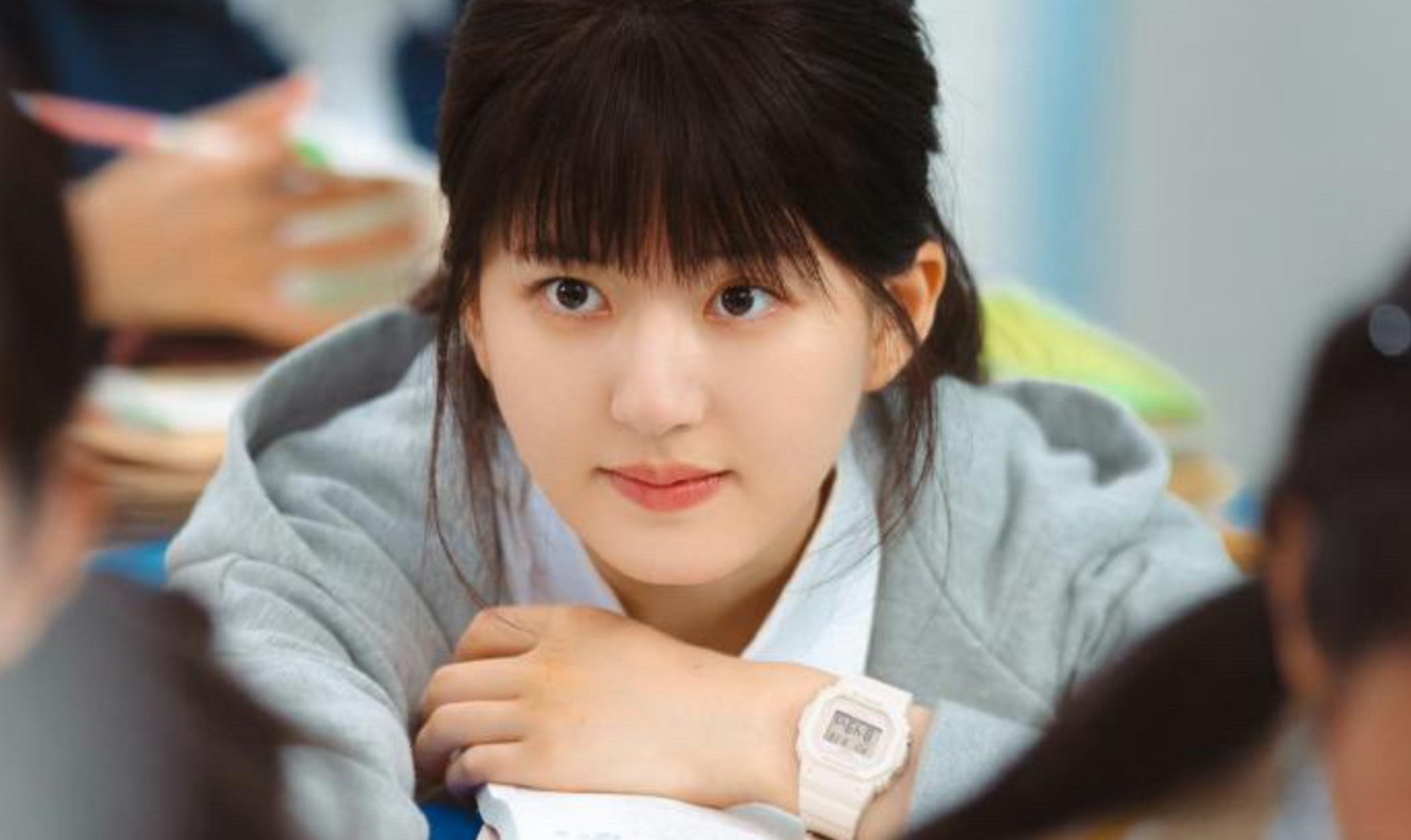 对比赵露思17岁和24岁的校园照,她强行留着齐刘海装嫩,眼神也失去了