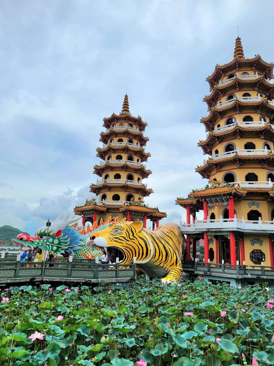 台湾高雄热门景点之一 莲池潭/龙虎塔 高雄热门景点之一的莲池潭风景