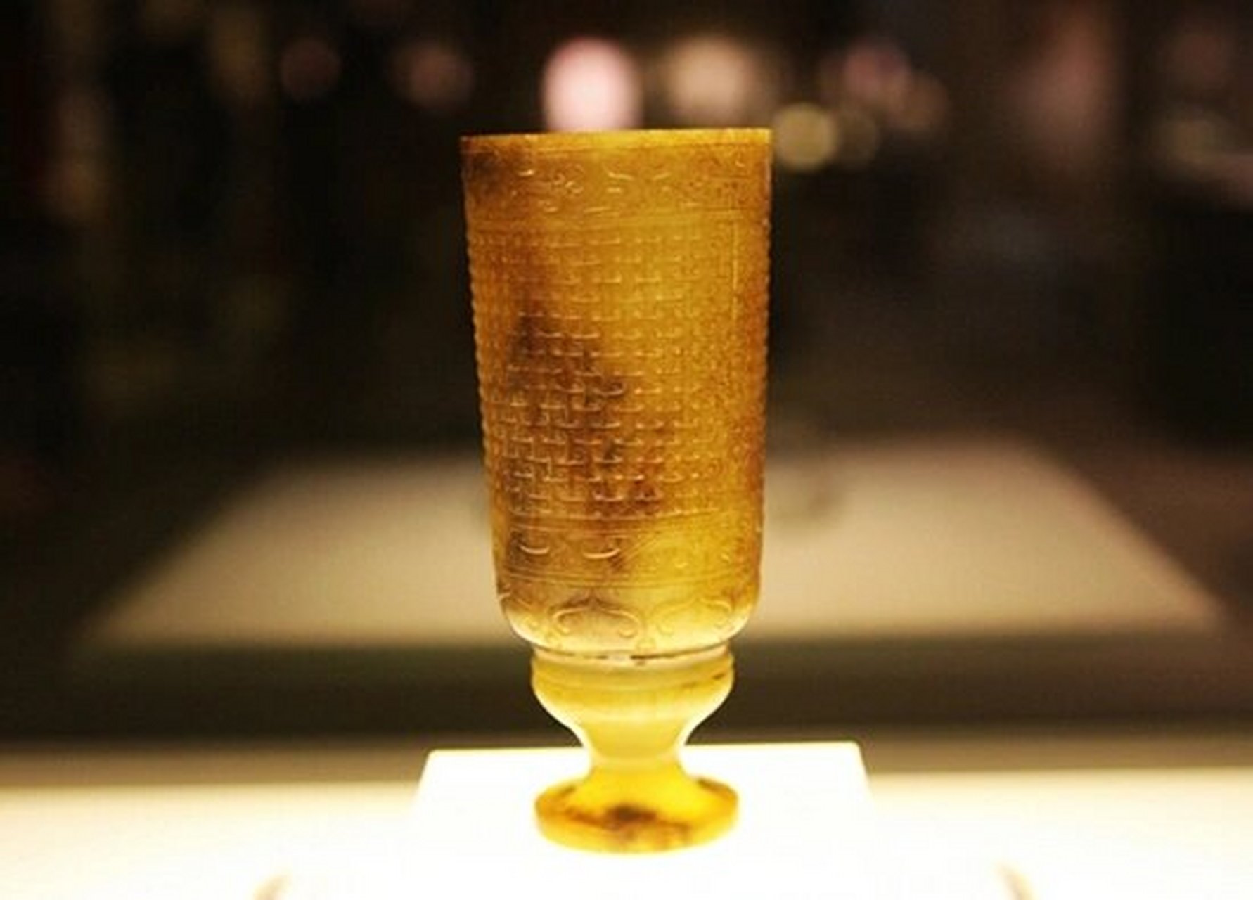 下面是科普时间95 78云纹高足玉杯1976年出土于西安车张村阿房宫