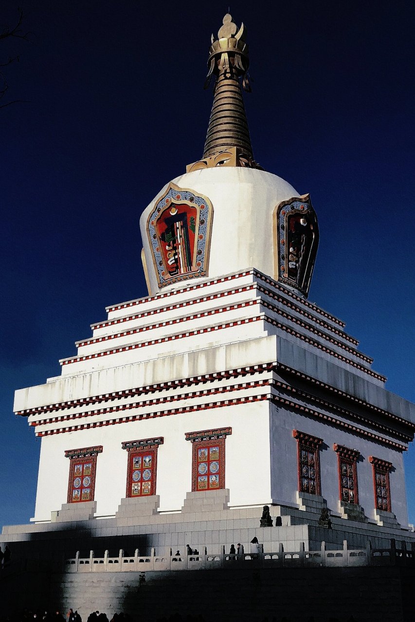 宝尔汗佛塔是四川色达喇荣五明佛学院副院长龙多·丹增荣波活佛将多