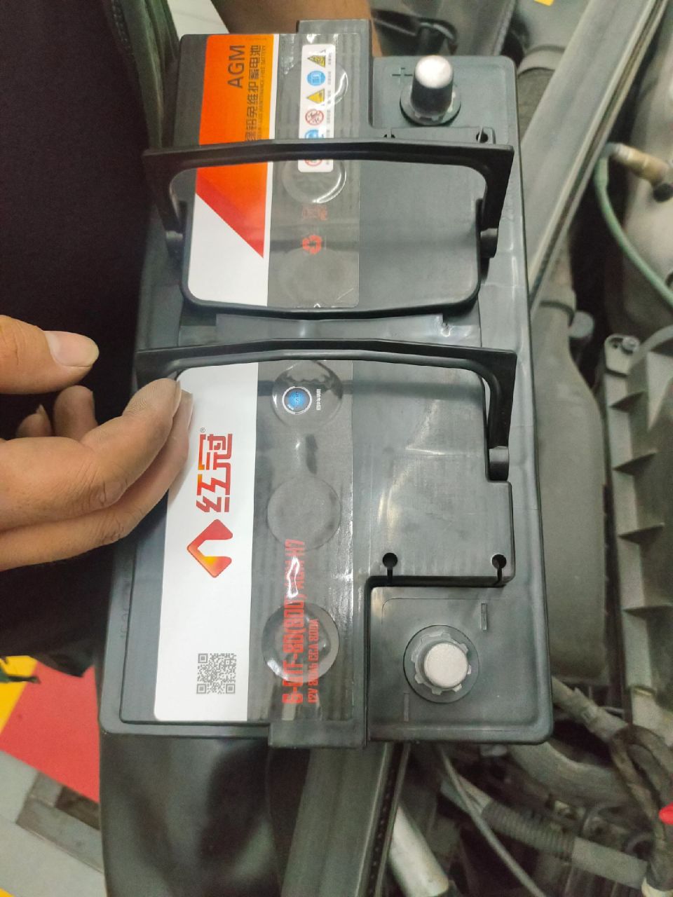 奔驰b180车主到店给爱车更换红冠启停电瓶一块,感谢车主信任与支持,为