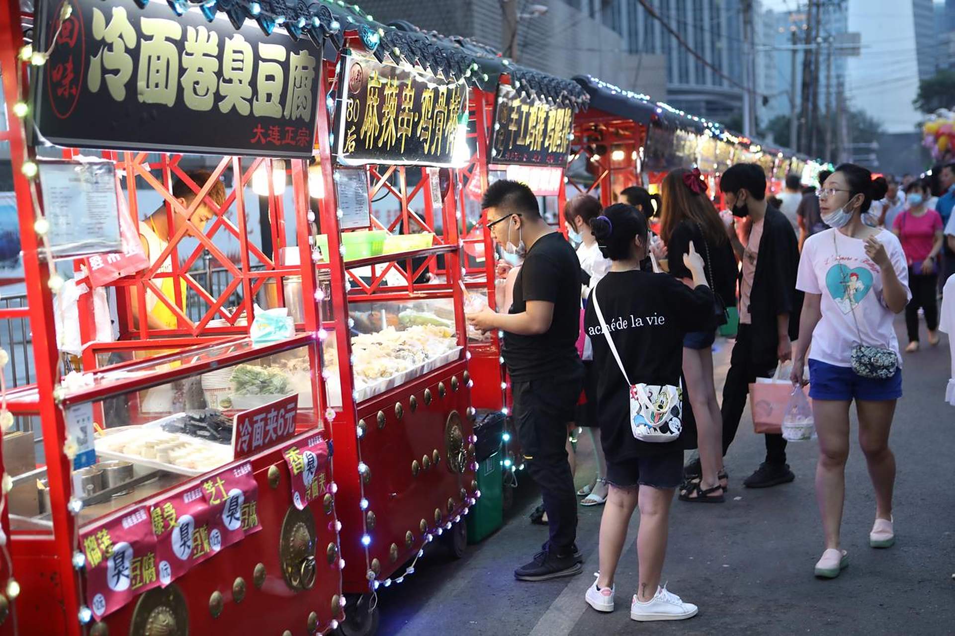 沈阳中街美食街是中国内地最长的商业步行街之一,是沈阳市的一张亮丽