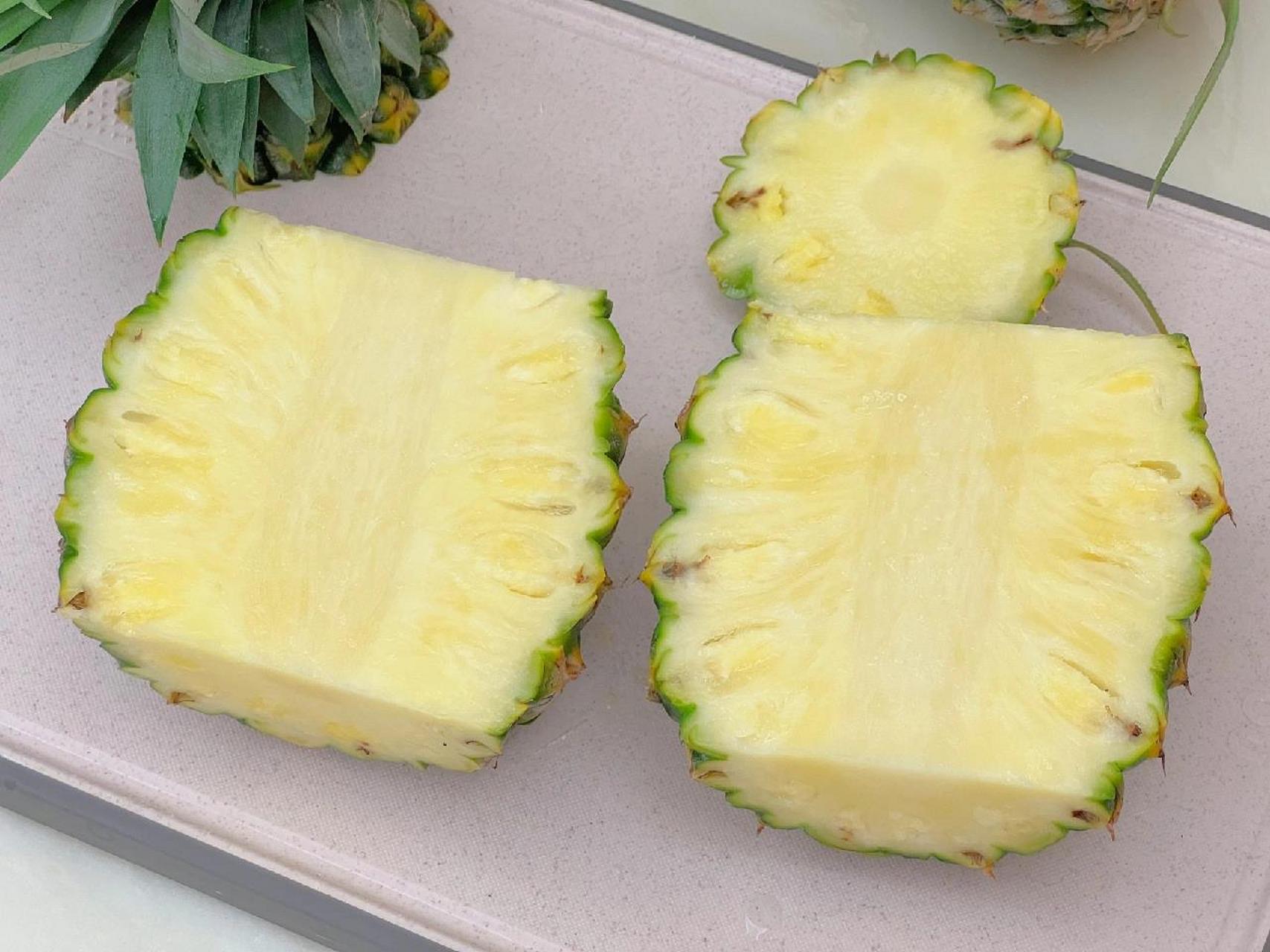 自然熟的甜蜜蜜凤梨95 自然熟的甜蜜蜜凤梨95 收到表皮可能是青