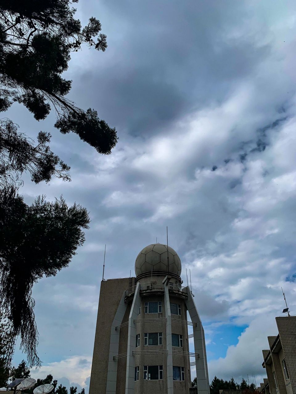 棋盘山国家森林公园  这是昆明超小众的一座森林公园,游客不多,山顶有