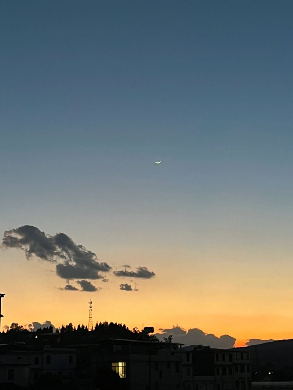 广通北,到村里了 风景宜人啊出站来 只有俩小商店吹着风终于远离城市