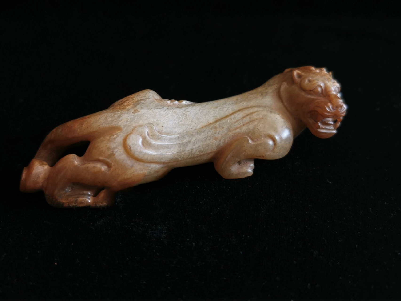 玉圆雕神兽/西汉时期 长11.7厘米,宽3.1厘米,高2.