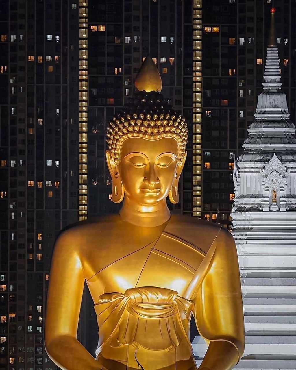 曼谷新地标|水门寺大佛 水门寺巨大佛像,也是曼谷代表性的最新地标,呈