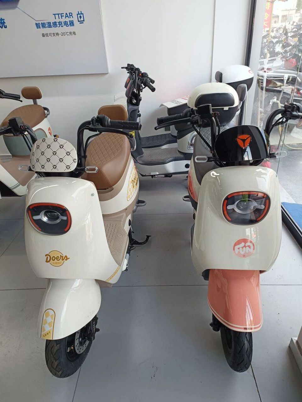 雅迪电动车 骑上雅迪   为快乐续航