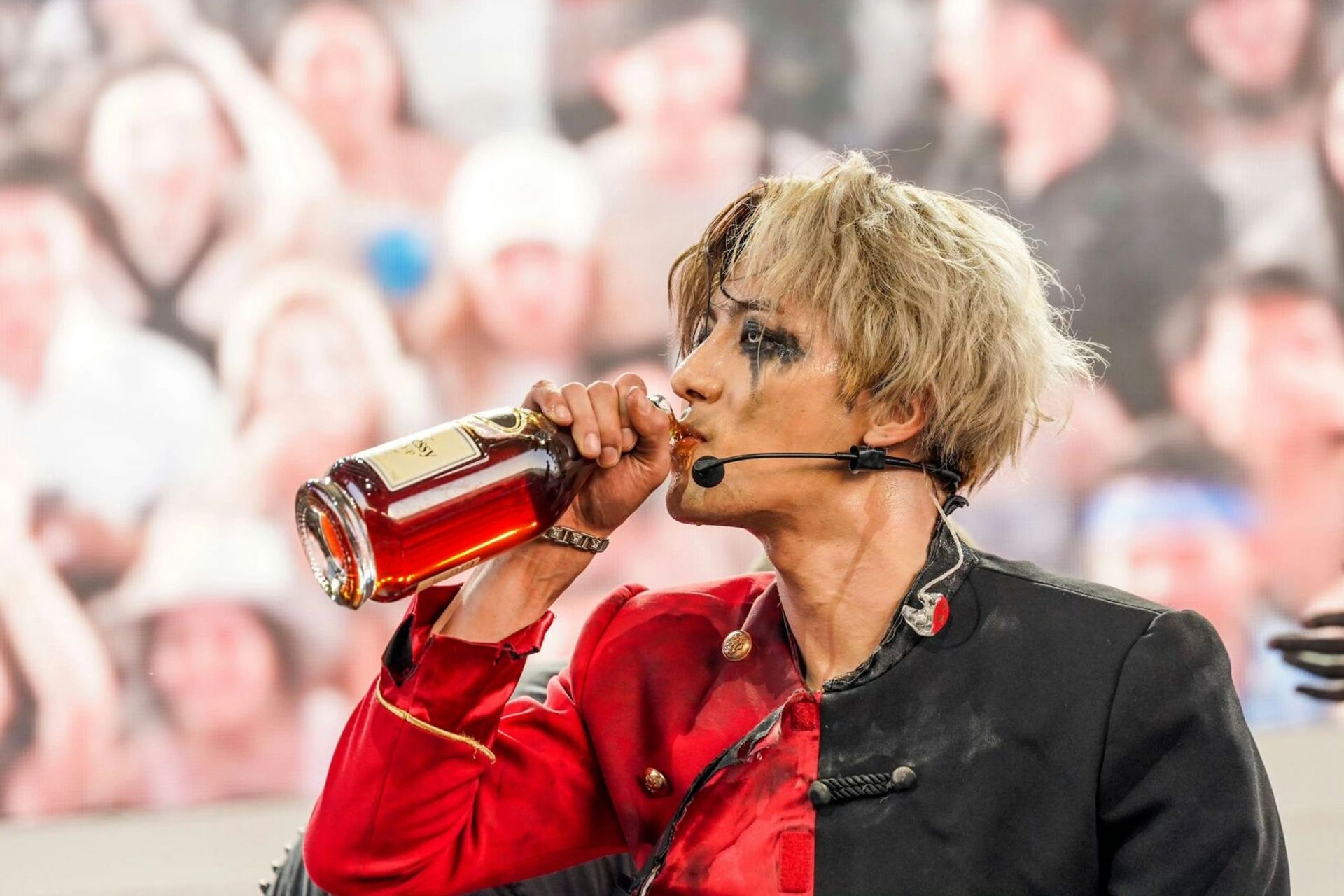 王嘉尔二登科切拉音乐节舞台,大方展示中国骄傲,舞台表现力拉满,火力