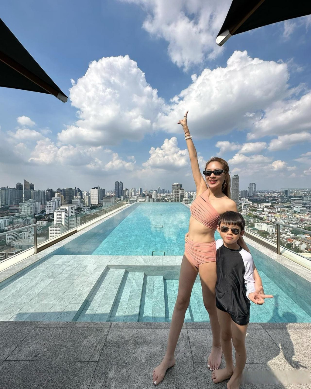 陈敏之大骚43寸招牌长腿「泰」吸睛 网民竟为她儿子