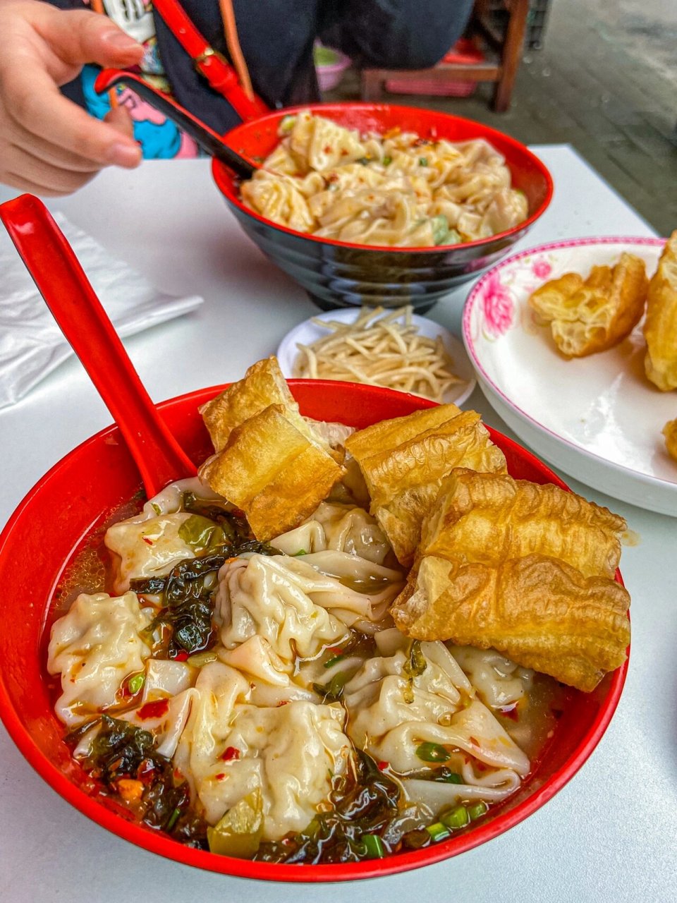 武汉路边隐蔽小摊一碗酸辣馄饨惊艳我!