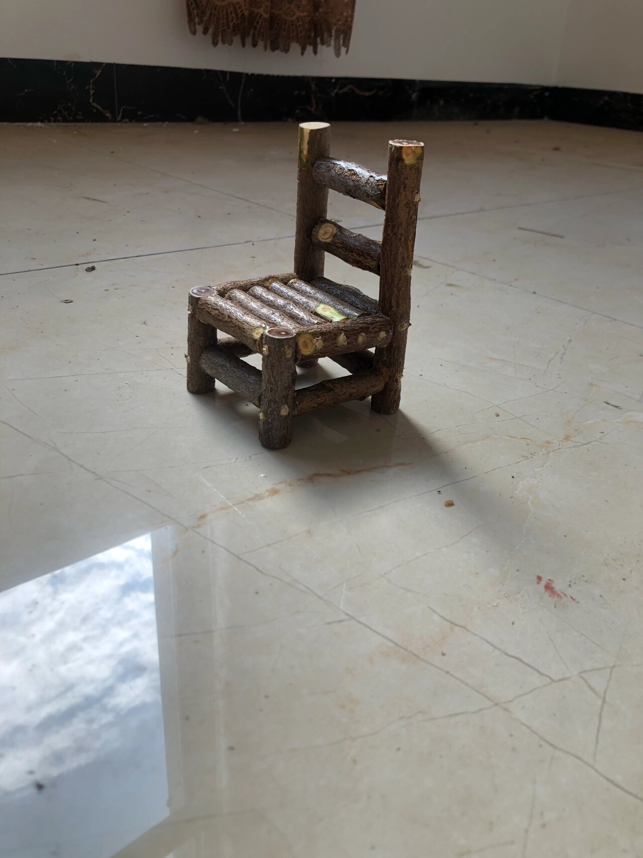 原创作品用桃树枝手工制作的小凳子 此次作品采用的是榫卯结构,只用了