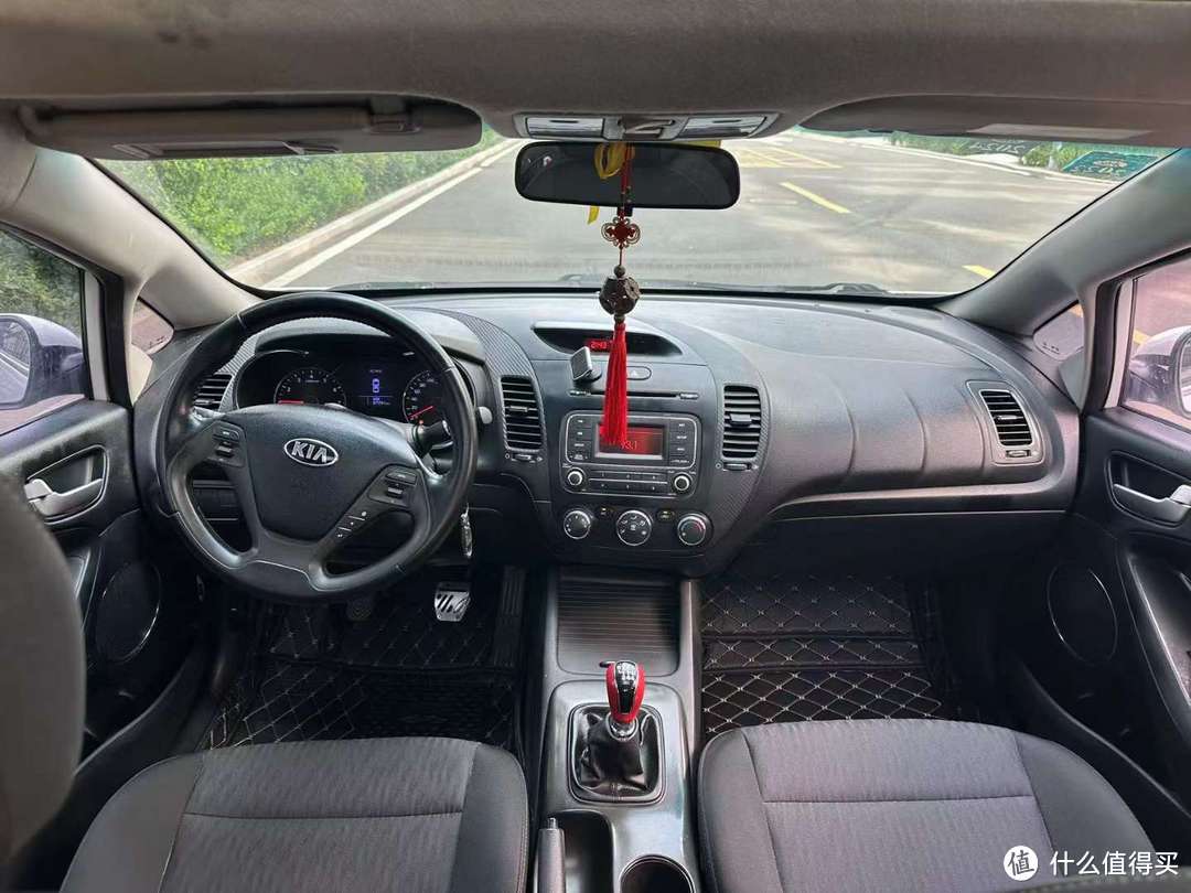 以下是一些起亚k3内饰设计的特点