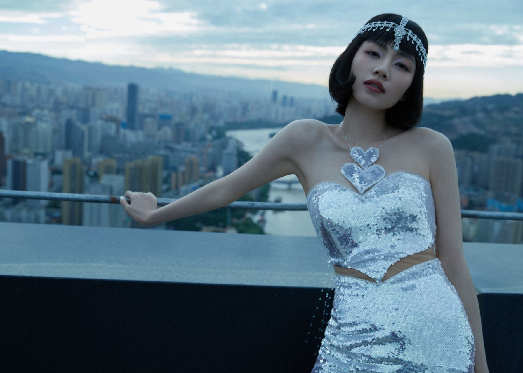 刘惜君短发银色抹胸裙写真组图