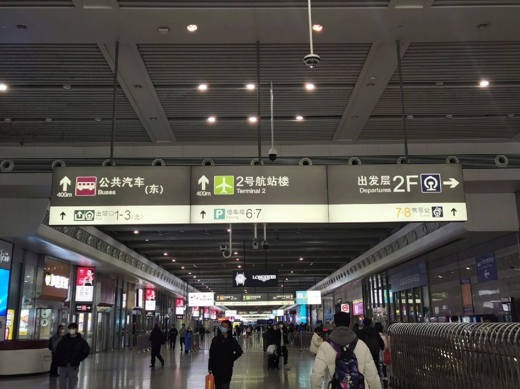 导航到p9或者p10停车场,停在b1层,b1层可直达高铁的到达层 2.